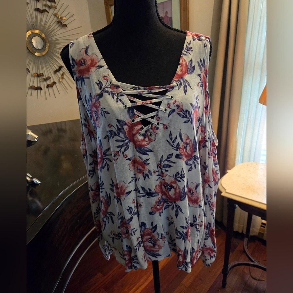 Romantic cutout shoulder floral print blouse.